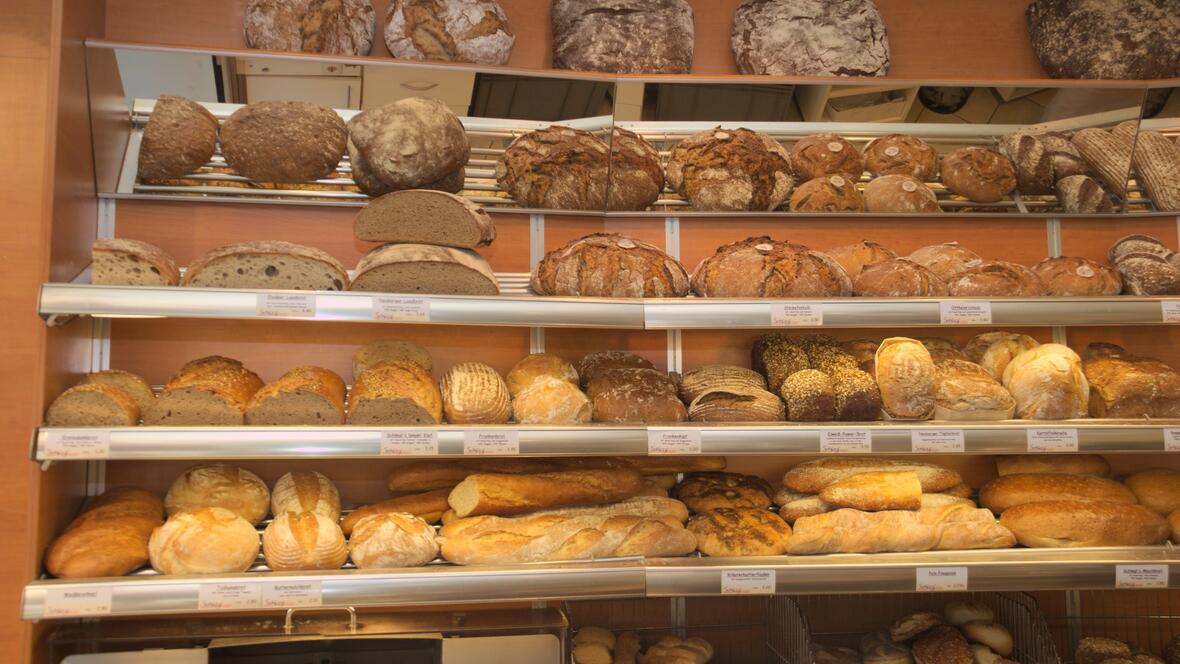 baeckerei-schlegl-neuburg-grosses-brot-angebot-mit-schneiden