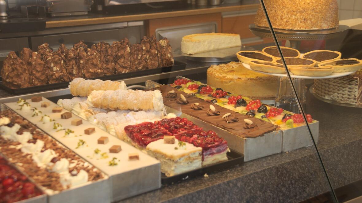 grosse-auswahl-an-kuchen-und-torten