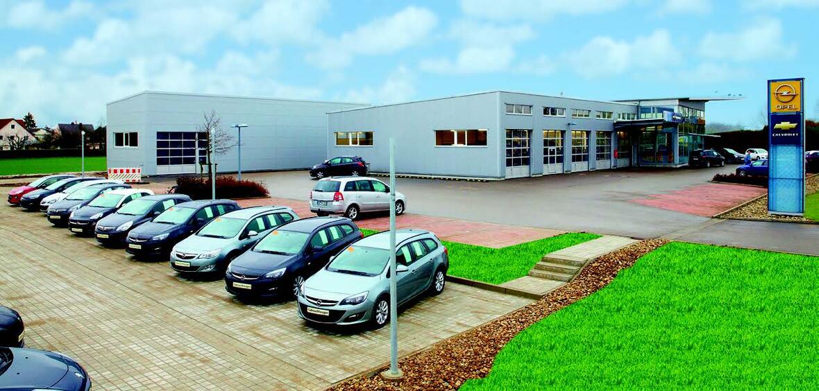 albert-boettcher-ohg-neuburg-neufahrzeuge-und-gebrauchtwagen-vor-opel-autohaus