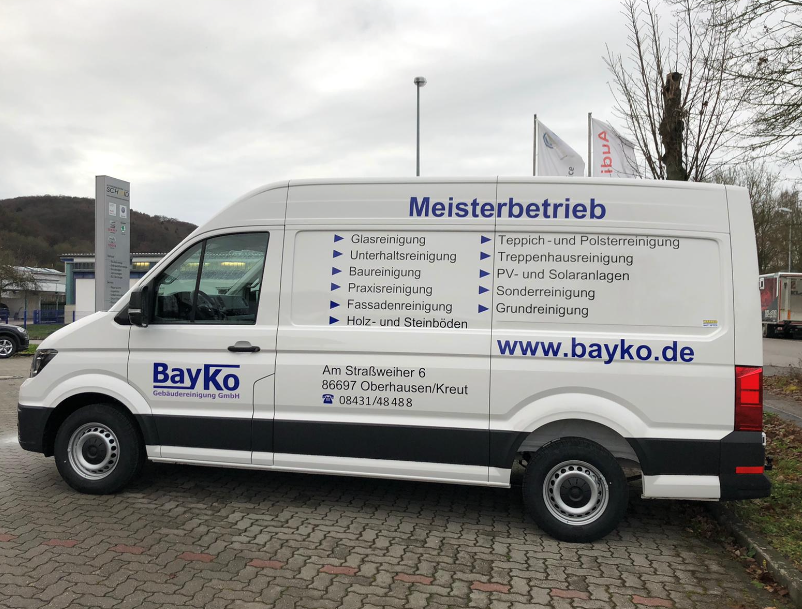 weisses-firmenfahrzeug-der-bayko-gebaeudereinigung-gmbh
