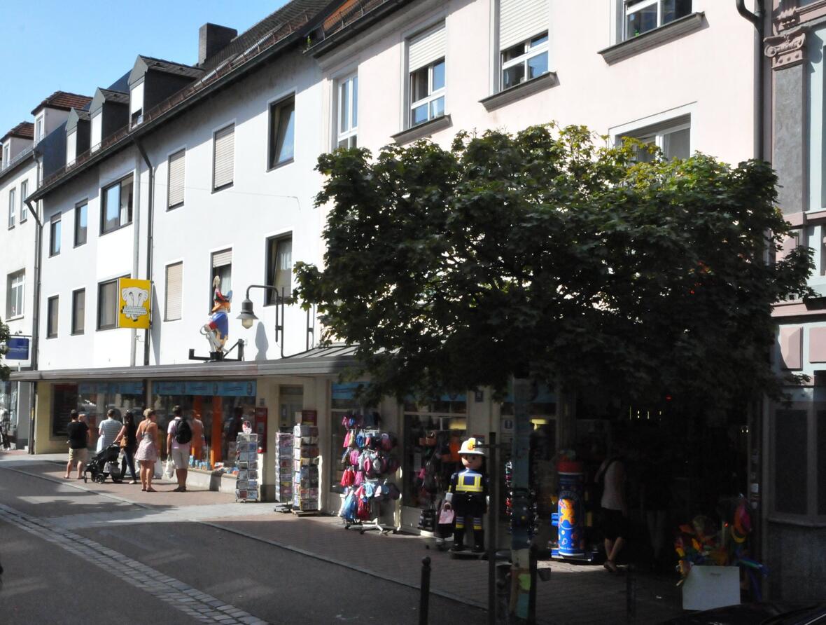 aussenansicht-spielwaren-habermeyer-mit-verkaufsartikel