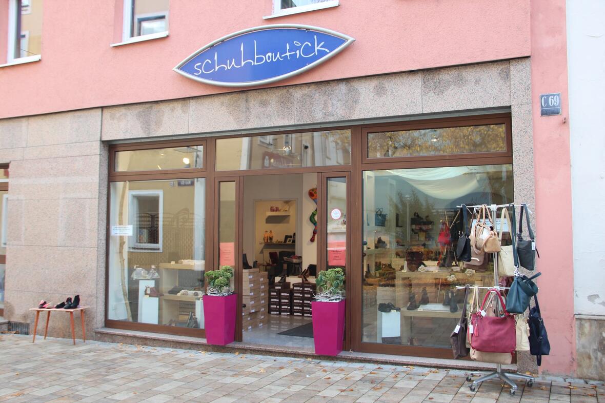 schuhboutick-neuburg-eingang-mit-handtaschen-zum-kaufen